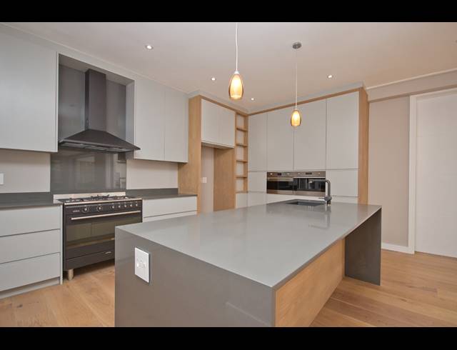 5 BEDROOM HOUSE SOLD IN CONSTANTIA